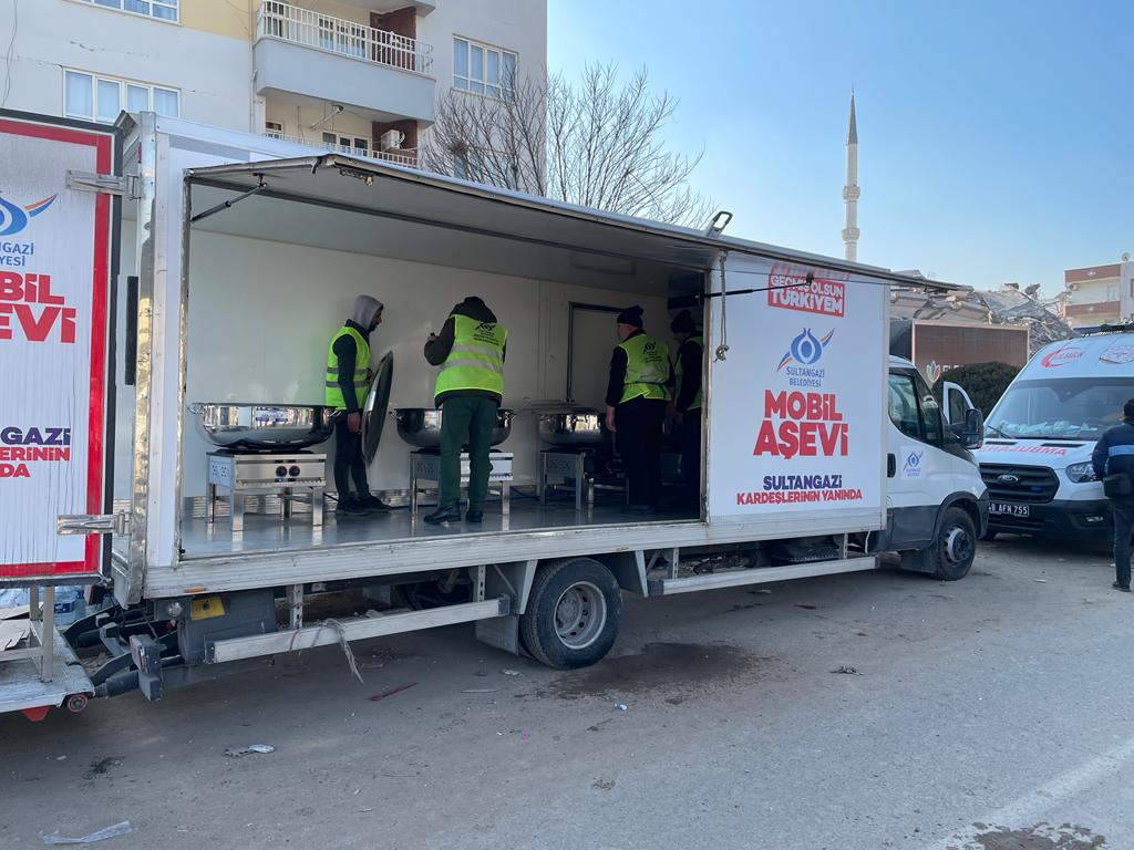 Sultangazi Belediyesi Mobil Aşevi Günlük 10 Bin Depremzedeye Sıcak Yemek Dağıtımı Yapıyor