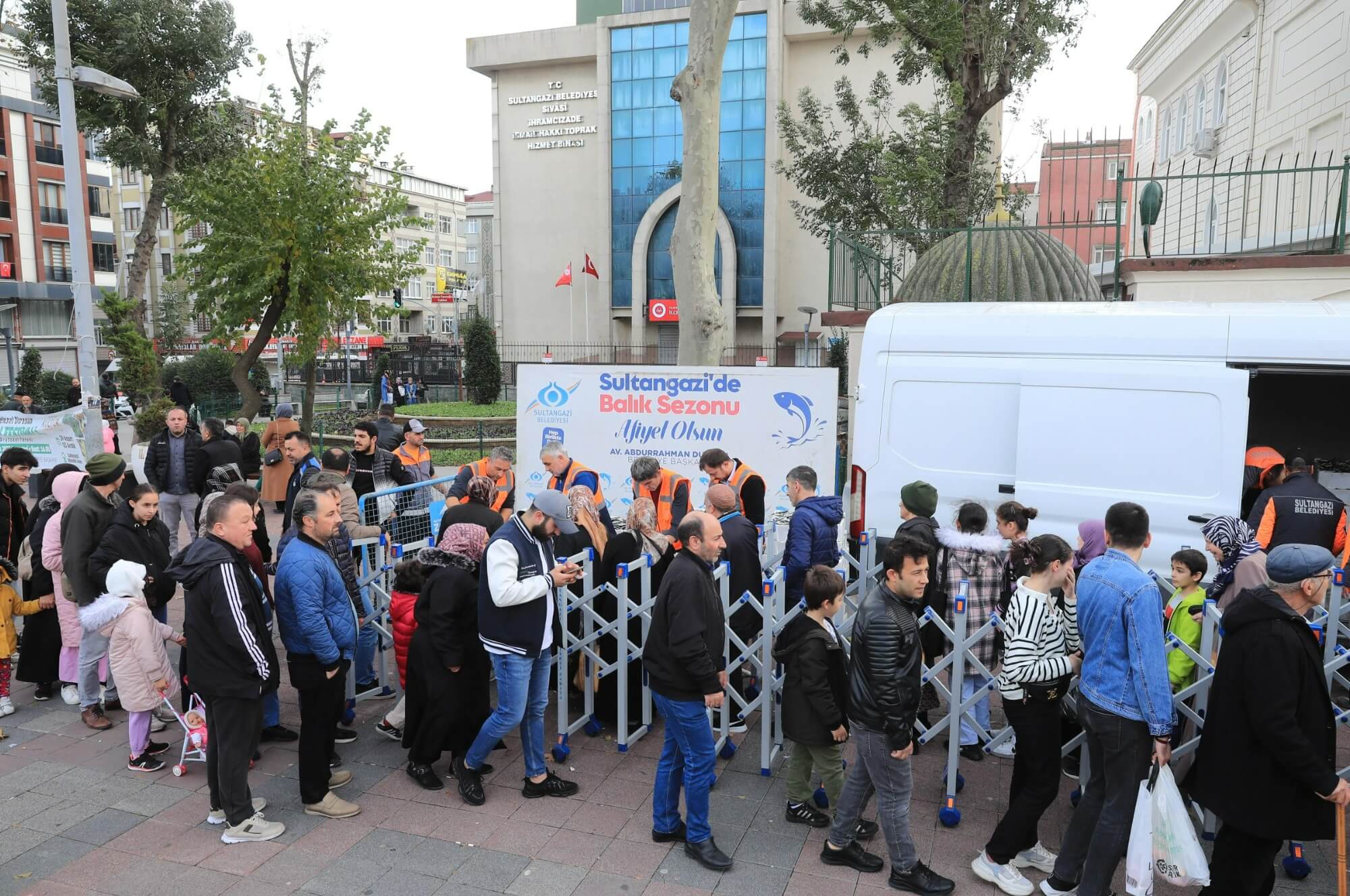 Sultangazi Belediye Başkanı Av. Abdurrahman Dursun: Sağlık için önemli bir besin olan balığı komşularımızla paylaşmak için sık sık balık dağıtımı gerçekleştiriyoruz