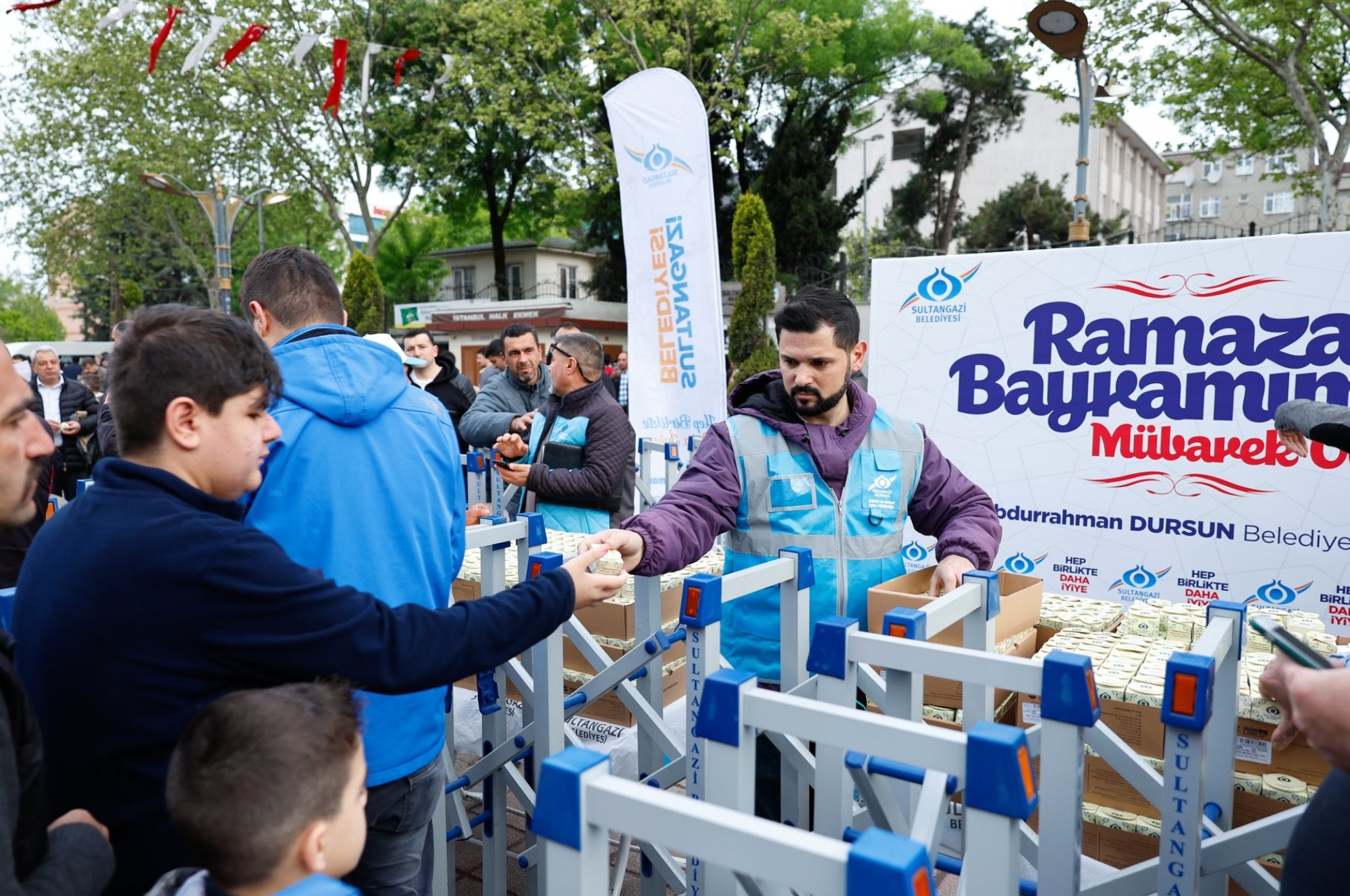 Sultangazi Belediyesi Bayramı İkramlarla Karşıladı